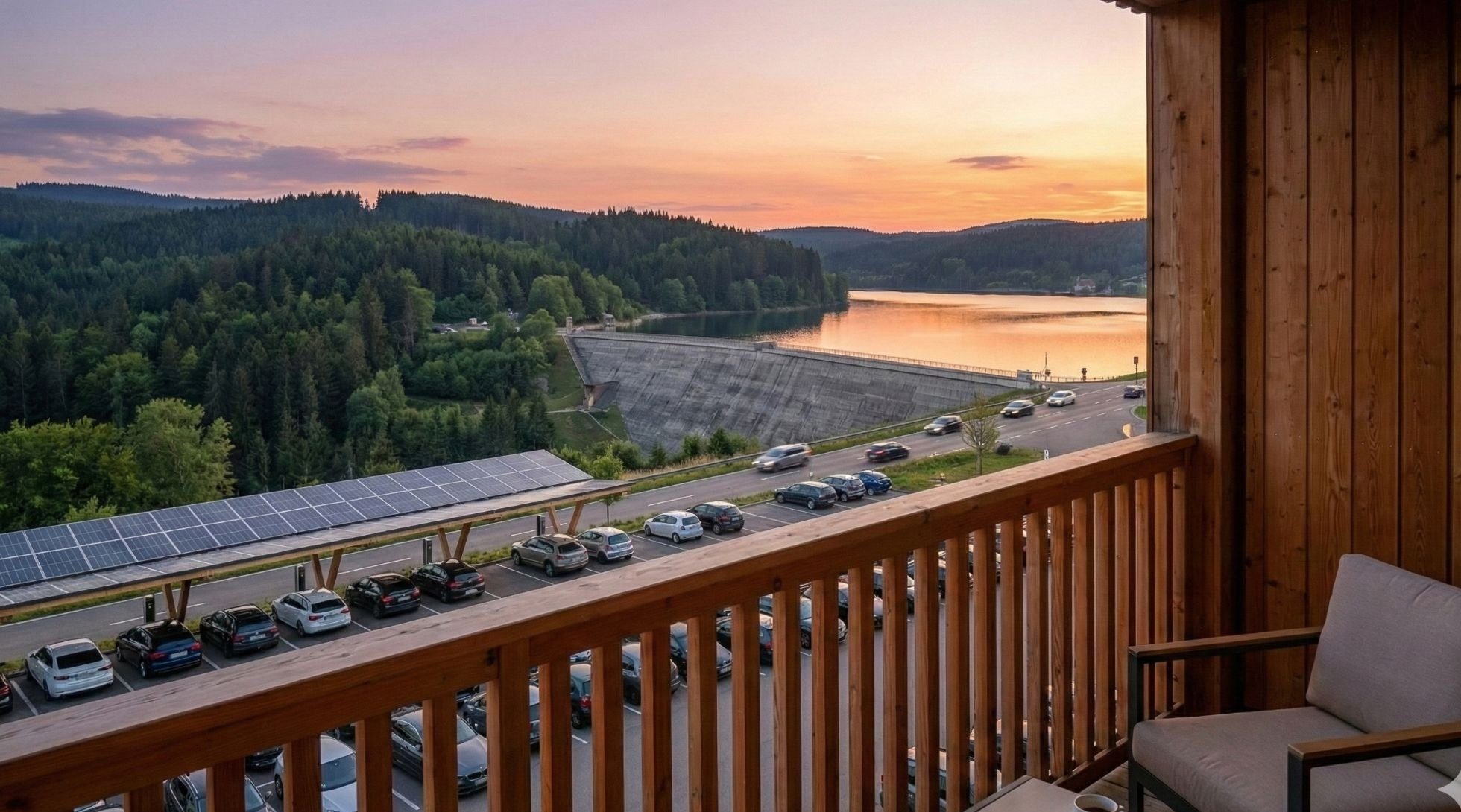 Visualisierung: Blick vom Hotelbalkon auf Staumauer, Solar-Carports und See bei Abendrot